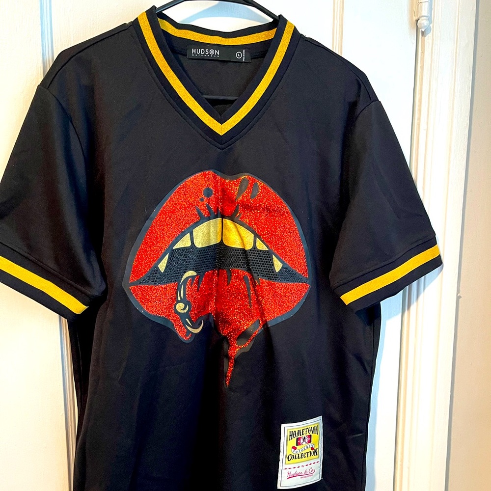 Graphic jersey tee!!